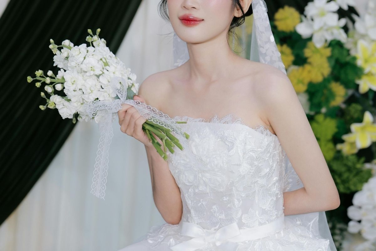 ビスチェタイプのウェディングドレスでデコルテと鎖骨が見える花嫁